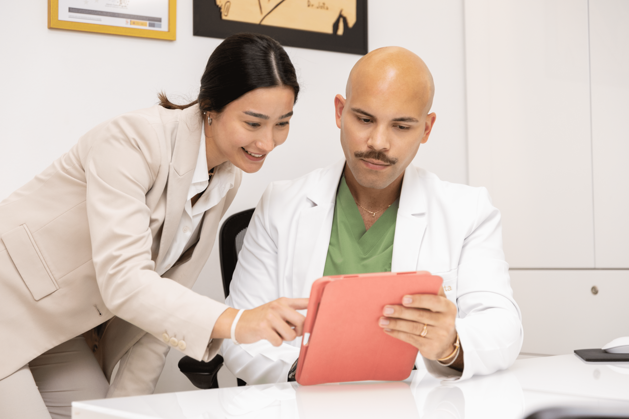 Fotografía corporativa realizada por Aksel para clínicas estéticas.